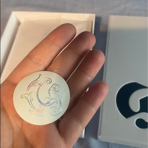 GLOSSIER LONDON PASSPORT COVER - Picture 6 of 9